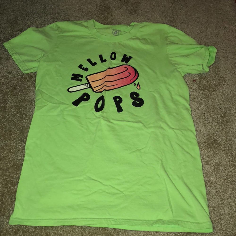 Mellow mushroom t-shirt.